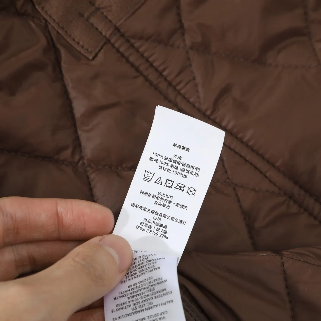 P370 #R50 Ralph Lauren/Ralph Lauren classic old money style workwear rhombus retro cotton jacket. Inspired by retro workwear, it reshapes the contemporary British style. Imported machine-pressed diamond quilting technology, every quilting line is accurately aligned, and the details are full of ingenuity; three-dimensional tailoring creates a neat H-shaped silhouette, and it can still remain light and straight when worn in multiple layers in autumn and winter. Customized metal buttons, low-key embellished textured corduroy lapel design, full of retro atmosphere, 37.5° temperature control black technology, breathable and moisture-proof, locks in temperature and sweat, waterproof and snow-proof fabric, no fear of bad weather, anti-run cotton patented technology, warm and soft, long-wearing without deformation, five high-end colors: navy | khaki | black | green | brown, easily suitable for commuting, leisure, and travel. Wearing one piece gives off a calm temperament of "old money style", and you can have both style and warmth in low-temperature weather.  Color: Navy blue, black, khaki, military green, brown Size: S M L